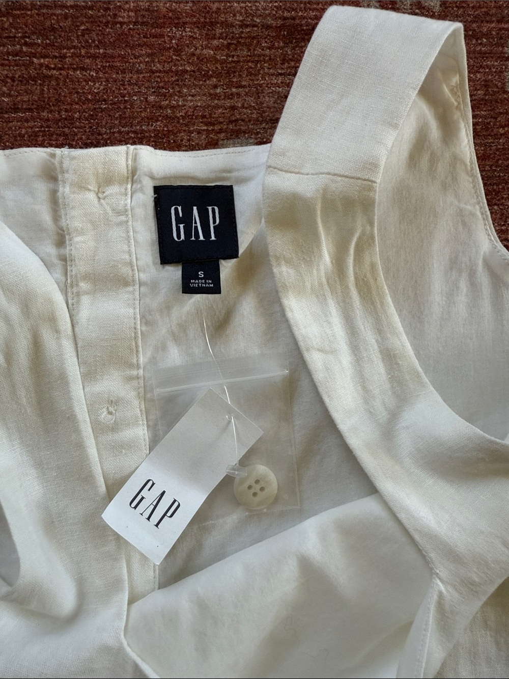 GAP Button-Back Cropped Tank Top Size Small NWT - Picture 3 of 12